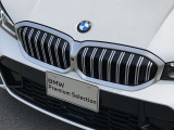 左右のキドニー・グリルの中心にはBMWのエンブレムが鎮座し、個性を放つデザイン性を兼ね備えました。