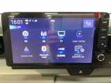 HondaCONNECT対応の便利なナビディスプレー。お持ちのスマートフォンと連携して、ナビやBluetoothでの音楽再生が可能です。デザインはもちろん、操作性も良好です。