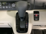 CVT車のセレクトレバーです。低速から高速まで、変速ショックのないスムーズな走りと、エンジン効率のよい領域を維持して燃費にも貢献します。サイドブレーキはスイッチ操作の電子制御パーキングブレーキです。