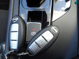 オートブレーキホールド機能は運転者のブレーキ操作によって停車した際に自動的にブレーキ力を保持する機能です。ブレ-キが保持されているときにアクセルペダルを踏むとブレ-キが解除され発進する事が出来ます