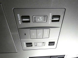 おもてなし集中スイッチ。ルーフカラーイルミネーションやムーンルーフ電動シェードなどが操作できます。
