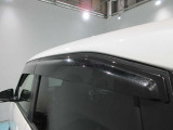 クルマと一体感がある.デザインのプラスチックバイザー 雨の日でも車内の換気ができます。