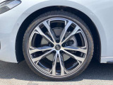 20インチ純正アルミホイール装備 全車両に標準装備の純正アルミホイールは、純正ならではのバランスの良いデザインと、走行安定性をお楽しみ頂けます。