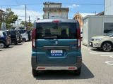 リヤバンパーに内蔵された音波センサーで後方の障害物を検知。駐車場などでのうっかり事故を予防します。
