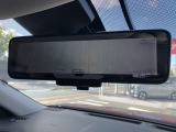 スマートルームミラー:車両後方のカメラ映像をミラー面に映し出すので、車内の状況や、天候などに影響されずいつでもクリアな後方視界が得られます。