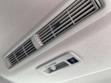 リアシーリングファンも付いておりますので、車内の空気の循環にも役立ちます。