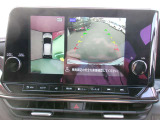 アラウンドビュ-モニタ-装備。上から見下ろしているような映像が表示されるので、車庫入れ時にも安心です!確認しずらい障害物等も視認しやすいですね^^