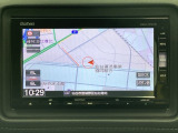 ナビゲーションは、フルセグTV対応のGathers純正メモリーナビを搭載しています。ナビに曲を記憶させるミュージックサーバー使用時は、別途SDカードが必要になります。