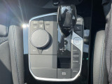 【シフトノブ】BMWの高性能オートマチックは、ATセレクトレバーを左側に倒すことで、通常の「D」から「S」(スポーツ)または「M」(マニュアル)へと切り替えが可能です。