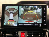 【パノラマモニター】 上から見下ろしたような映像が、運転の不安を軽くします。