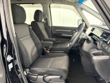 乗降がしやすい運転席。高さが調節できて小柄な方でも運転しやすいポジションをとることができます。