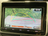 【バックカメラ】駐車時に後方がリアルタイム映像で確認できます。大型商業施設や立体駐車場での駐車時や、夜間のバック時に大活躍!運転スキルに関わらず、今や必須となった装備のひとつです!