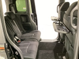 運転席・助手席の背もたれには、2列目シート用にカップホルダー付きの「格納式のシートバックテーブル」を装備しています。休憩時のちょっとした時間などカップを置いたり、小物置きに使えて便利です。