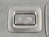 【パワーバックドア】スマートキーや運転席のボタンを押すだけでリアゲートが自動で開閉します!荷物を持っている時や、高い位置にあるバックドアを閉める際に便利な機能です♪