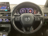 【ハンドル】運転にかかわる様々な操作を安全に行えるように視点移動が少なく操作性に配慮されたスイッチ類が凝縮されたコックピットです。