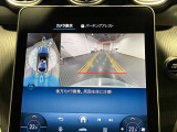 【全方位型モニター】クルマを上空から見下ろしているかのように、直感的に周囲の状況を把握できる全方位型モニター。狭い場所での駐車でも周囲が映像で確認できます。