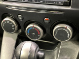 【オートエアコン】一度お好みの温度に設定すれば、車内の温度を検知し風量や温度を自動で調整。暑い&hellip;寒い&hellip;と何度もスイッチ操作をする必要はありません。快適な車内空間には必須の機能ですね♪