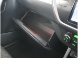 【グローブBOX】車検証、メンテナンスノート等収納できます。