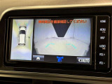 パノラミックビューモニターを装備。駐車場や交差点でクルマを真上から見るように周囲を確認できます。機能の詳細は販売店スタッフまでおたずねください。