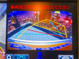 【バックカメラ】運転席から画面上で安全確認ができます。駐車が苦手な方にもオススメな便利機能です。