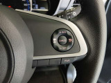 ステアリングには運転中でも簡単に操作できる各種スイッチついてます