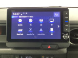 HondaCONNECT対応の便利なナビディスプレー。お持ちのスマートフォンと連携して、ナビやBluetoothでの音楽再生が可能です。デザインはもちろん、操作性も良好です。