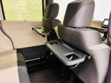 シートバックテーブル装備!!軽食もできる便利なテーブルです!