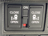 両側に電動スライドドアを採用しており、ボタン操作でスムーズに開閉が可能。狭い場所でも乗り降りしやすく、お子さま連れや荷物が多い時にも便利な装備です。