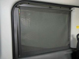 メッシュのサンシェードは眩しく暑い日差しから室内を守ります。エアコンの効きも良くなります♪
