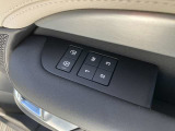 【メモリーシート】3か所のシート位置が記憶できます。これによりロングドライブ等でドライバーが変わっても瞬時に座席位置を変更する事が可能です。