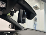 自動防眩機能を備えたルームミラー。ETC車載器を搭載しておりスタイリッシュかつ機能性を兼ね備えております。