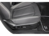 運転席10ウェイパワーシート。前後スライド、前チルト、シートリフター、リクライニング、ランバーサポートの調整を電動化。最適なポジションを提供します。