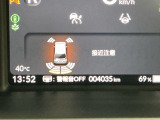 パーキングセンサーシステムは走行中に障害物が迫ると音と表示でお知らせ、低速走行時時の安心感を高めます