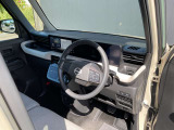 ガラスエリアが広く見晴らしのいい運転席。疲れにくいシートと相まって、安全快適に日常をサポートしてくれます。