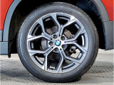 【BMWアロイホイル】軽量かつ強度に拘ったアロイホイル。走行性能ポテンシャルを引き出す設計。車の足元を引き締めてくれる大きなポイントはアロイホイルです。