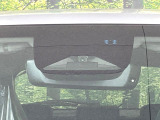 【ホンダセンシング】走行中に前方の車両等を認識し、衝突しそうな時は警報とブレーキで衝突回避と被害軽減をアシスト。より安全にドライブをお楽しみいただけます。