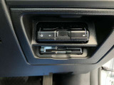 上段はドラレコ本体、ETC車載器もビルトインタイプで取り付けられておりますので、高速道路の料金所をストレスなく通過して頂けます♪最近ではマストのアイテムですね!