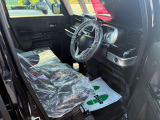 運転席はこちらです。プライベートな車内なのでリラックスできる空間を。