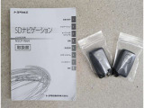 メンテナンスノート、取扱説明書です。 その車の整備記録が事細やかに記録されています。 車が生まれてから今までどのような道を歩んできたのか判るとても重要な物ですよ。