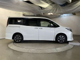 運転席側も電動スライドドアになってます。ショッピングなどでのお買い物時手がふさがっていてもドアに軽く触れるかリモコンで開閉できるので便利です!