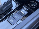 信号待ちなどでブレーキから足を離しても停車を維持してくれるオートブレーキホールド。アクセルを踏むとブレーキが解除され発進が可能です。