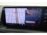 【純正ナビゲーション】BMWのナビゲーションは操作性も良く、詳細な地図情報と交通状況を見やすく表示し、快適なドライビングをサポートしながら目的地までナビゲートします。
