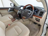 シンプルで使いやすいデザインの運転席です。