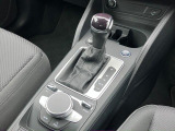 軽く操作するだけで、Audiの精密なメカニズムとドライバーの意思がシンクロし、洗練された走りの始まりを予感させるエレガントなインターフェースです。
