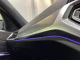 【アイコニックグロー】停車時に加え走行時にもダイナミックなキドニー・グリルの輪郭を強調し、暗闇でも圧倒的な存在感を感じられます。