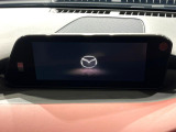 【8.8インチマツダコネクト】車内の雰囲気にマッチした大型のディスプレイ。スマホ接続でのナビ使用やBluetooth再生等、様々な機能が楽しめます。直感的なダイヤル操作が可能で、使い勝手も良好です。