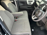 乗り心地の良いフロントシートです。足回りも広々としておりますので、長時間の運転も疲れづらいですよ。
