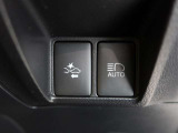 オートマチックハイビームとは、先行車や対向車のライトを認識し、ハイビームとロービームを自動で切り替える機能です。夜道の視界を確保します。詳細は販売店スタッフまでおたずねください。