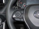 【ステアリングスイッチ】運転中に視線を前に向けたまま画面の操作できます。