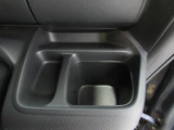 運転席側の手の届きやすい位置に、ドリンクホルダーとちょっとした小物を置いておけるトレイが付いています。